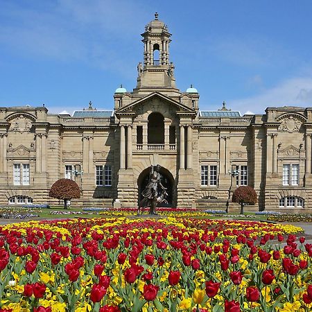 Stylish 4 Double Bedroom House In Bradford, Views Of Hillside And Parking Shipley  Dış mekan fotoğraf