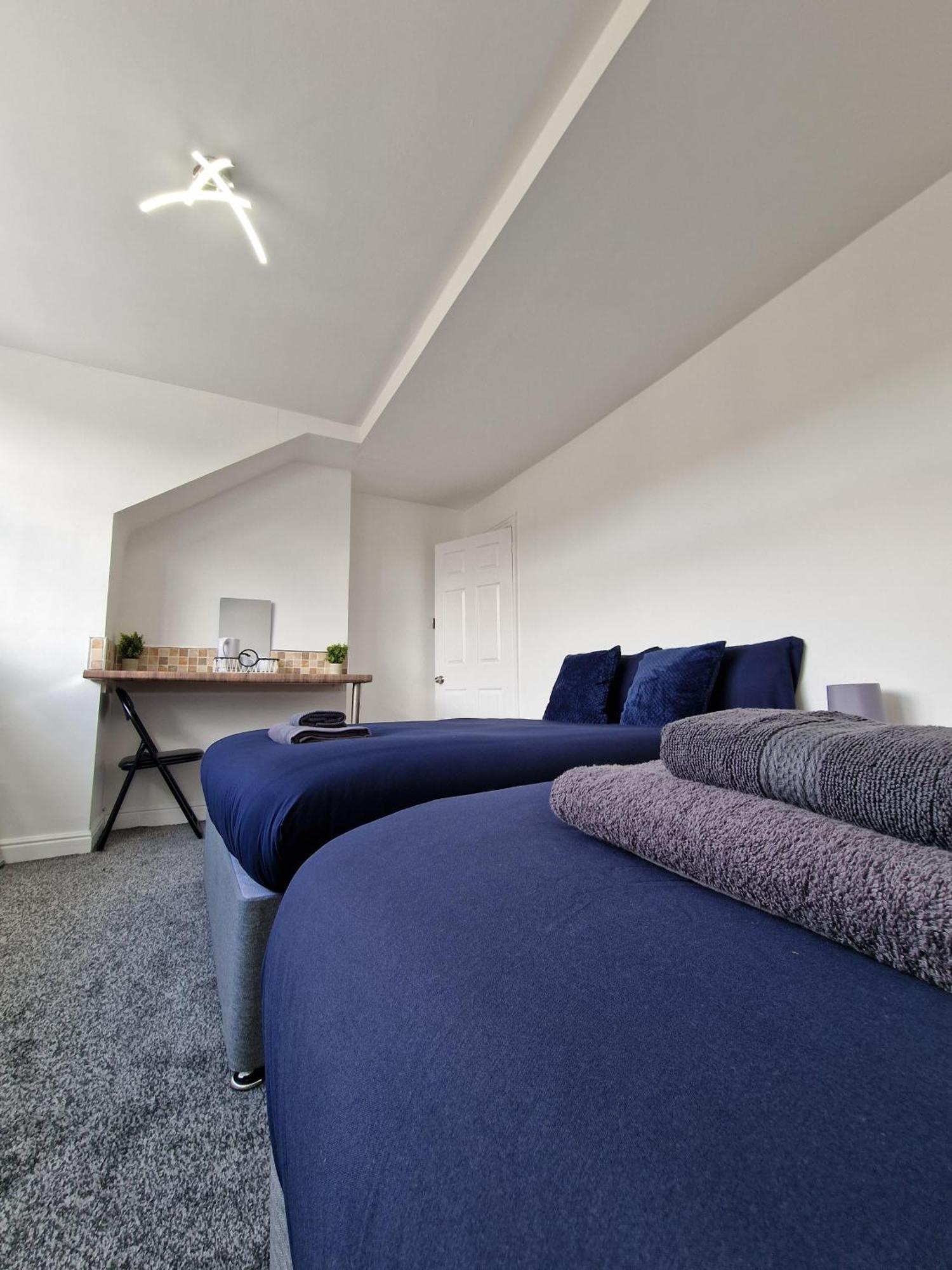 Stylish 4 Double Bedroom House In Bradford, Views Of Hillside And Parking Shipley  Dış mekan fotoğraf