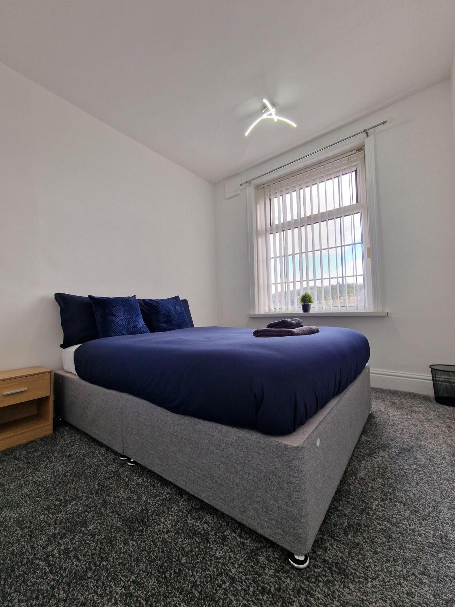 Stylish 4 Double Bedroom House In Bradford, Views Of Hillside And Parking Shipley  Dış mekan fotoğraf
