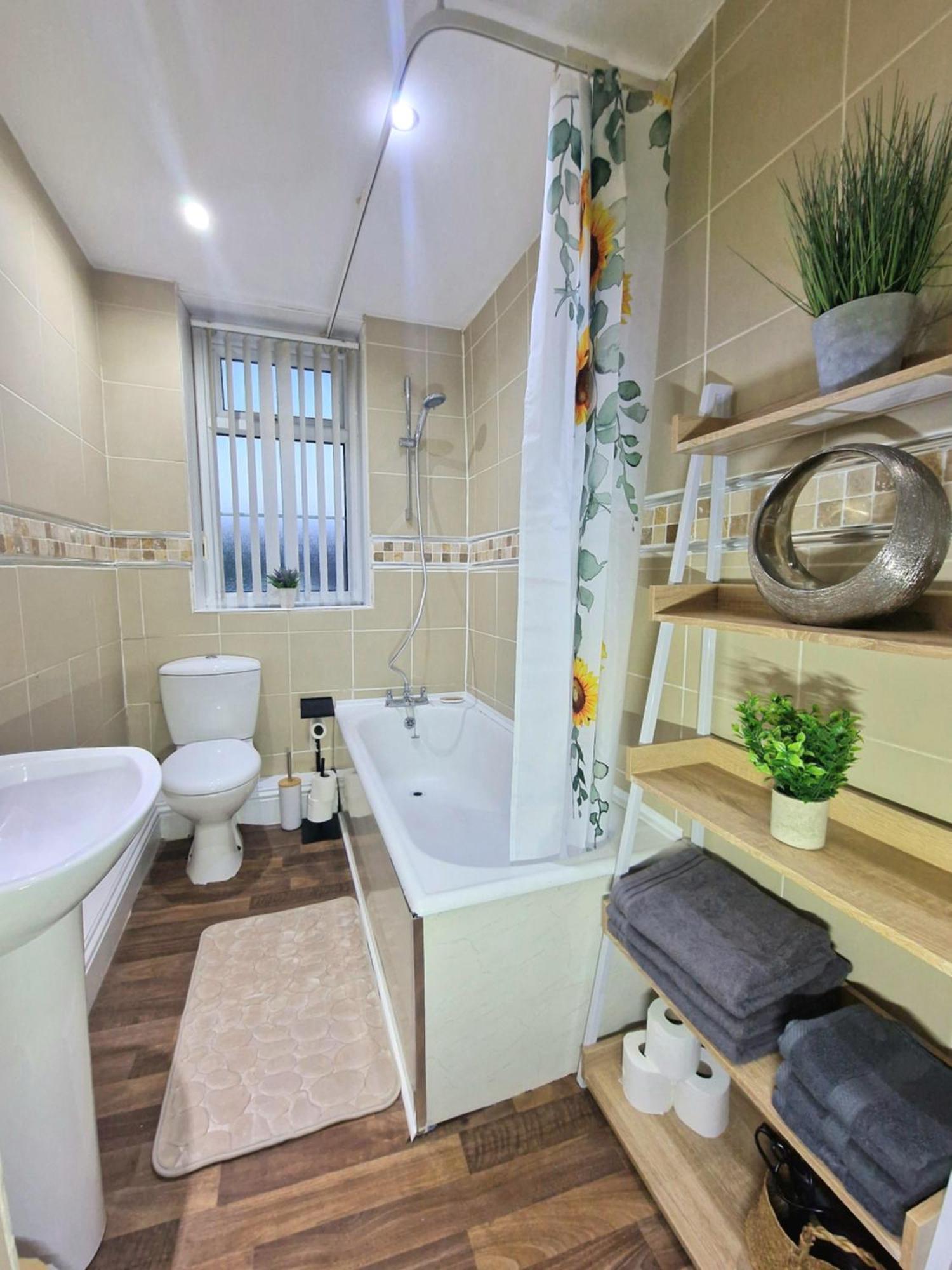 Stylish 4 Double Bedroom House In Bradford, Views Of Hillside And Parking Shipley  Dış mekan fotoğraf