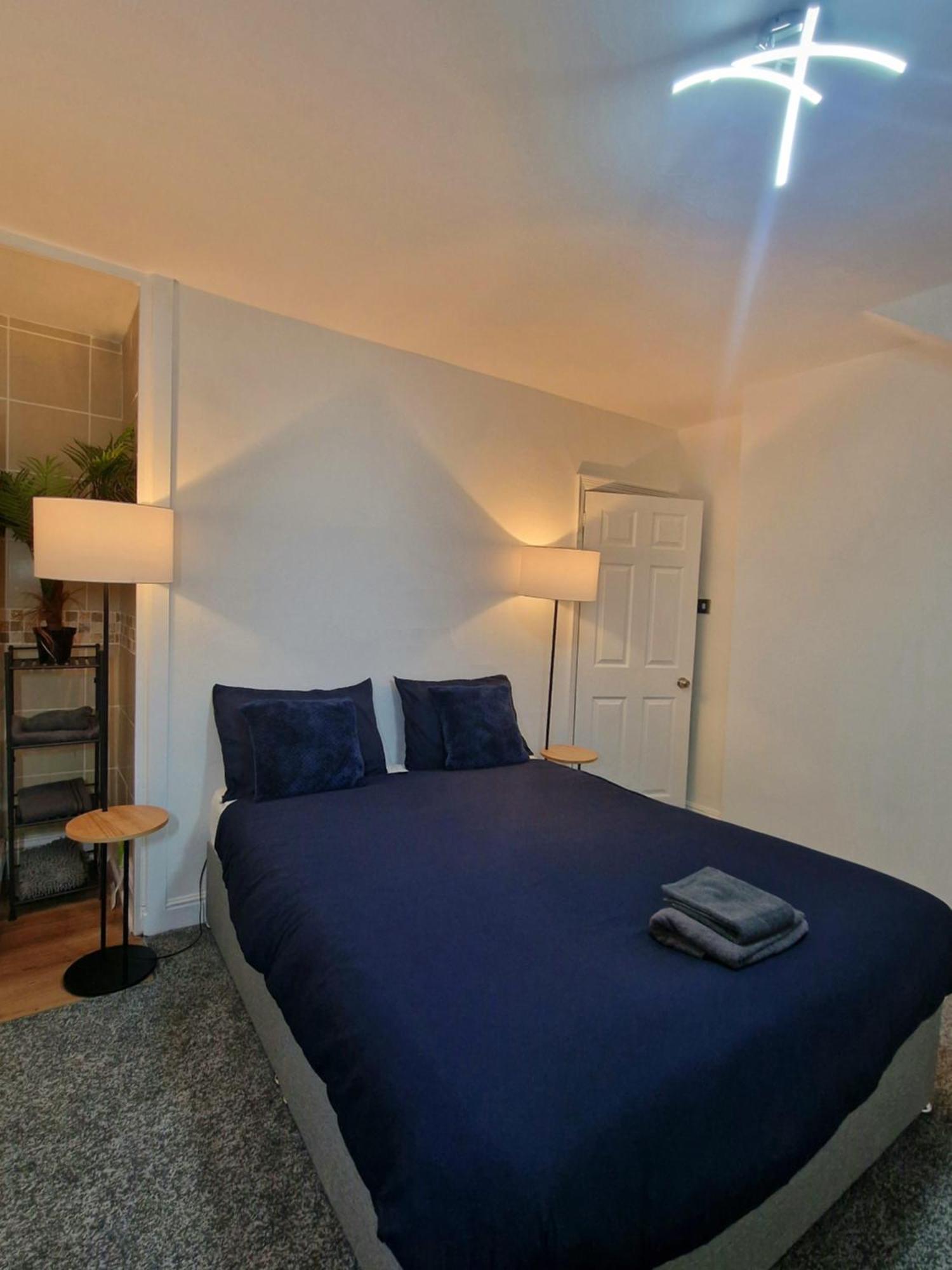 Stylish 4 Double Bedroom House In Bradford, Views Of Hillside And Parking Shipley  Dış mekan fotoğraf