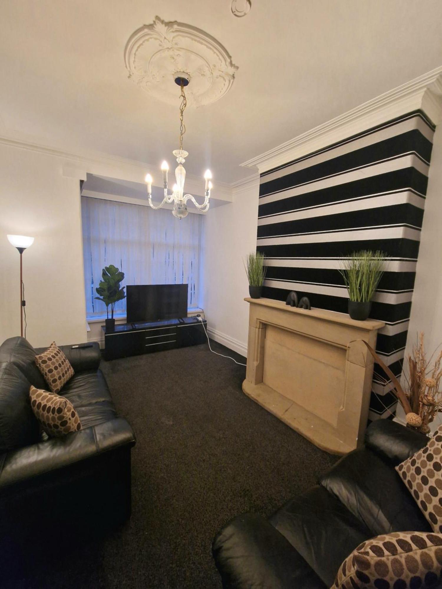 Stylish 4 Double Bedroom House In Bradford, Views Of Hillside And Parking Shipley  Dış mekan fotoğraf
