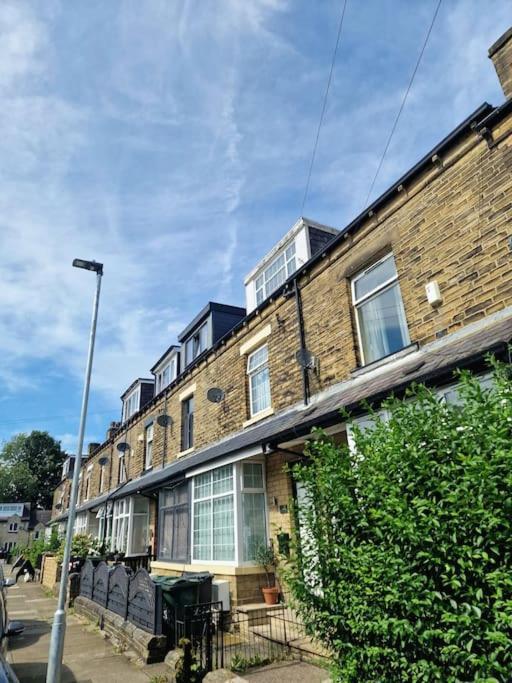 Stylish 4 Double Bedroom House In Bradford, Views Of Hillside And Parking Shipley  Dış mekan fotoğraf